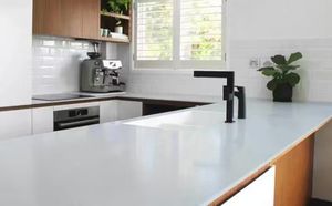 Losa de piedra de cuarzo blanco Calacatta, hoja de cuarzo suave sin costuras de belleza atemporal para renovación de baño de cocina - Product Image 4