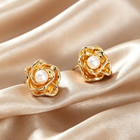 Boucles d'oreilles clous en forme de rose non personnalisées, en or blanc K / doré + perle blanche