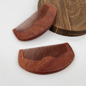 Venta al por mayor: Peine de <span class=keywords><strong>barba</strong></span> de madera de bolsillo con dientes finos, antiestático, portátil para el cuidado de <span class=keywords><strong>la</strong></span> <span class=keywords><strong>barba</strong></span> y el vello facial masculino. - Product Image 3