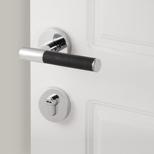 Poignée de porte moderne en cuir sur mesure, levier en laiton massif chromé avec poignée en cuir shagreen à motif lychee pour hôtel et villa - Product Image 4