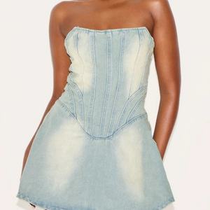 เดรสยีนส์ผู้หญิงทรงหรูหราสำหรับฤดูร้อนปี 2025 แบบสายเดี่ยว ตัดต่อผ้า แต่งลาย ไม่มีแขน ทรงมินิเดรส - Product Image 2