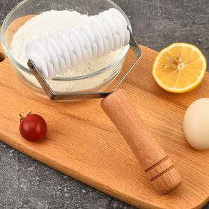 Cortador de <span class=keywords><strong>Pizza</strong></span> Multifunción al por Mayor y Cuchillo Rebanador con Mango de Madera, Rodillo para Masa, Herramientas de Cocina para Hornear - Product Image 3