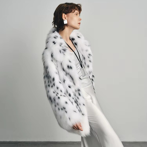 Cappotto <span class=keywords><strong>da</strong></span> <span class=keywords><strong>Donna</strong></span> <span class=keywords><strong>Invernale</strong></span> di Lusso in Pelliccia di Volpe con Design Maculato, Lunghezza Media e Collo a Revers in Velluto di Lince - Product Image 3