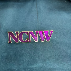 Broche con Símbolo Ncnw de Diseño Personalizado, Aleación de Metal, Chapado en Oro, Esmalte Suave, Letras Griegas, Pines Morados, Joyería para Bodas de Hermandad - Product Image 3