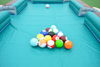 Table de billard humaine gonflable géante à motif bois rétro pour événements d'équipe d'entreprise et location de jeux de pétanque géants