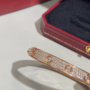 Bracciali di coppia personalizzati in fabbrica, di alta qualità, classici, a diamante pieno, alla moda, all'ingrosso, a prezzi accessibili per Cartierred - Product Image 6