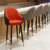 Tabouret de bar haut de gamme en cuir, style européen moderne et minimaliste, avec structure en fer forgé et dossier pivotant, pour usage commercial ou domestique.