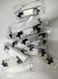 โซลินอยด์วาล์ว Vuvg-bk14-m52-at-f-1r8l-s ของแท้ใหม่เอี่ยม รุ่น 8042575, แบบ 5/2 ทาง ชนิด Monostable Internal Pilot Flange, 24V D - Product Image 4