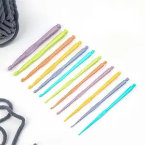 チャームキー卸売工場価格12ピース/セットプラスチックかぎ針編みキャンディーカラーかぎ針編みフック