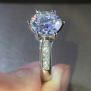 Anello di Fidanzamento F1636 in Oro Bianco con Diamante Taglio Brillante Rotondo Colore G e Pietre Laterali in Diamante Naturale - Product Image 3