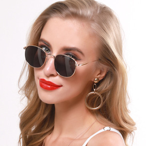 Thời trang Mới Nhỏ kim loại vuông khung Sun Glasses cổ điển thiết kế cổ điển hợp thời trang phụ nữ người đàn ông kính mát 2023 - Product Image 4