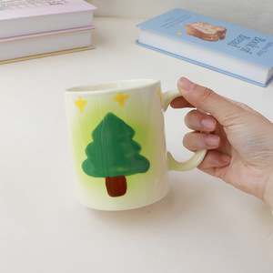 Tazas de Cerámica Pintadas a Mano Estilo INS, Lindas Tazas de Agua con Diseño de Árbol de Navidad, Tazas Navideñas de Alta Calidad para Exportación - Product Image 4
