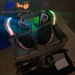 Zapatillas Deportivas Unisex Negras con Luces LED y Diseño Techwear para Streetwear - Product Image 3