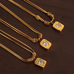 Collar con Colgante de Corazón Geométrico Vintage con Circonita Cúbica, Cadena de Serpiente de Doble Capa de Lujo Ligero, Antideslustre, Venta al por Mayor - Product Image 3