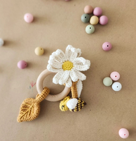 Bas quantité minimale de commande main Crochet belles fleurs hochets et Mini abeille Amigurumi coton bébé hochet cloche enfants jouets