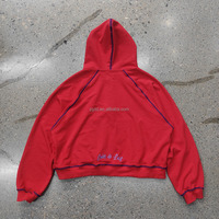 Hoodie court à double fermeture éclair avec surpiqûres contrastées, couleur rouge, coupe ample et oversize, style streetwear, avec broderie