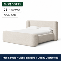 Lit plateforme capitonné Boucle avec tête de lit arrondie crème, base en plinthe de style organique moderne pour lits King et Queen, personnalisable OEM ODM