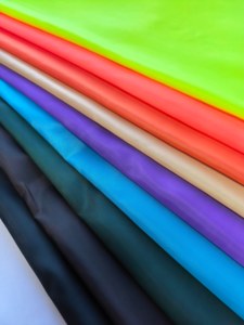 Оптовая продажа: 100% полиэстер, 190T, водонепроницаемая, дышащая, легкая тафтяная ткань с тиснением и принтом, окрашенная, для одежды и медицинских учреждений - Product Image 2