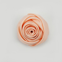 Fleur de bourgeon de rose tridimensionnelle en satin de haute qualité de 4.5cm faite à la main pour les décorations transfrontalières de remise des diplômes de chaussures de vêtements
