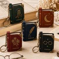 Porte-clés en cuir vintage premium personnalisé, style livre, avec mini-carnet gaufré, étiquette littéraire, logo personnalisé en relief