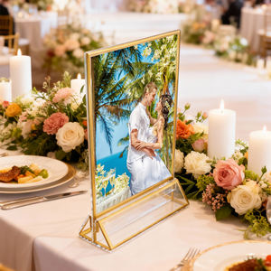 Numéros de table de mariage en acrylique <span class=keywords><strong>double</strong></span> face format A5, cadres photo, porte-panneaux transparents avec bordure dorée de 3 mm et <span class=keywords><strong>support</strong></span> <span class=keywords><strong>vertical</strong></span> - Product Image 1
