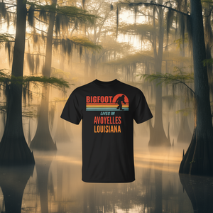 T-shirt Bigfoot Lives In Avoyelles Louisiana dal design retrò, vestibilità unisex - Product Image 3