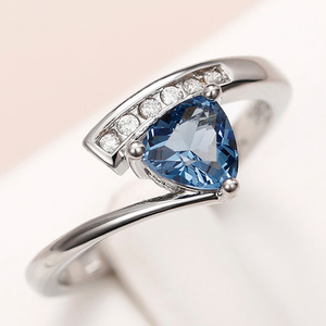Anillo de oro blanco F1796 con diamante natural de corte triangular para mujer, joyería de compromiso - Product Image 2