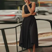 Robe élégante sans manches, coupe ajustée, en polyester noir uni, pour les occasions estivales, disponible en plusieurs tailles