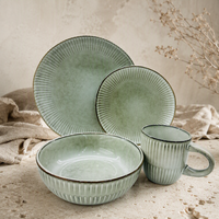Service de table vintage en grès côtelé vert terreux avec glaçure réactive, assiettes, bols et mugs en céramique texturée pour la maison