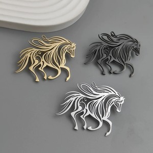 Vente Chaude en Gros Nouvelle Broche Tendance Creuse Simple en Alliage Motif Cheval pour Hommes - Product Image 1