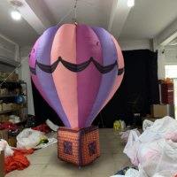 Ballon à air chaud gonflable suspendu avec motif rayé rose et violet et panier en osier pour la décoration d'événements festifs et de mariages