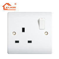 Fabricante británico estándar baquelita Material 13A 2 Gang interruptor de pared eléctrico y enchufe libre SDK doble enchufe 15A