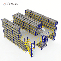 Système de rayonnage de stockage généreux pour entrepôt, avec rayonnages à palettes, rayonnages de mezzanine, rayonnages à escalier, rayonnages à plateaux métalliques et plateformes de mezzanine