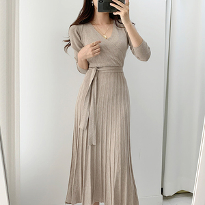 All'ingrosso 2025 coreano Chic autunno stile francese <span class=keywords><strong>con</strong></span> scollo a V <span class=keywords><strong>in</strong></span> <span class=keywords><strong>pizzo</strong></span> <span class=keywords><strong>in</strong></span> vita sottile sopra il ginocchio <span class=keywords><strong>abito</strong></span> lungo plissettato <span class=keywords><strong>in</strong></span> <span class=keywords><strong>maglia</strong></span> - Product Image 5