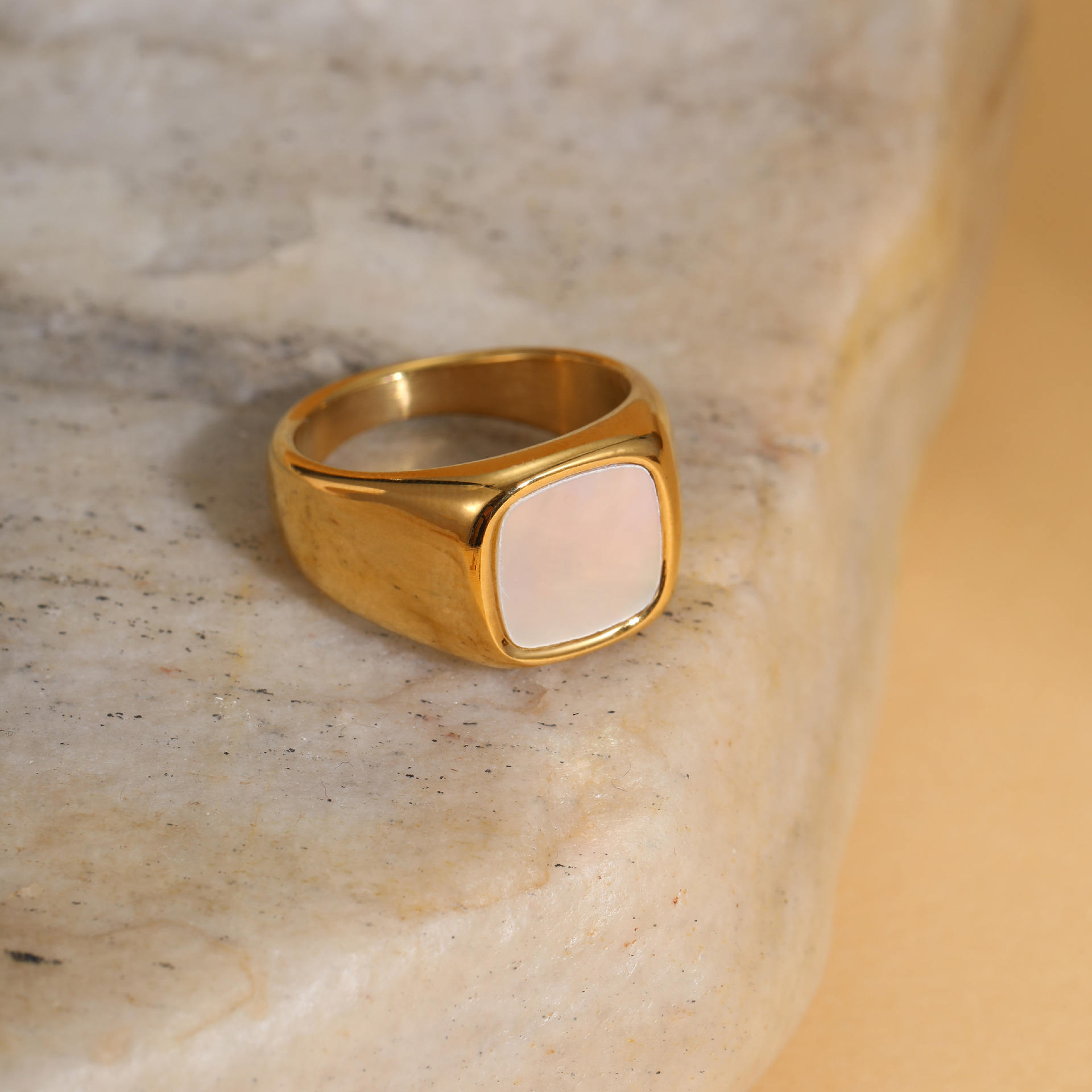 Petite bague carrée