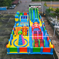 Parc d'attractions gonflable en PVC personnalisable avec château coloré de taille personnalisée, parcours d'obstacles pour une utilisation en extérieur