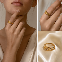 Bague unisexe tendance en acier inoxydable plaqué or 18 carats avec pierres précieuses, torsadée et entrelacée à double enroulement