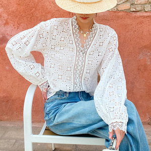 Colección Primavera 2026 de Artículos Generales: Camisa Blanca de Mujer con <span class=keywords><strong>Bordado</strong></span> Francés Calado, Estilo Pullover, Manga Raglán Tres Cuartos - Product Image 2