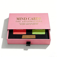 Boîte à tiroir rose avec logo imprimé en or pour jeu de cartes d'affirmation positive d'amour-propre avec support en bois