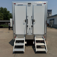 Remorque WC portable d'extérieur de 4m, à double compartiment, avec stations de lavage des mains, design ferme, en acier