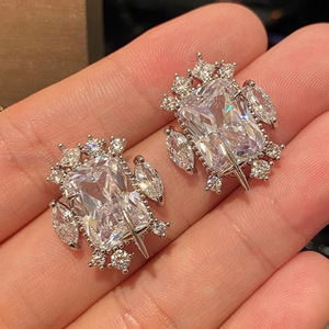 Orecchini a Perno Geometrici a Forma di Stella per Donne, Accessori per Orecchie Semplici per Uso Quotidiano, Outfit Casual e Regalo - Product Image 1