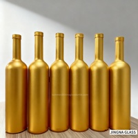Bouteilles en verre transparentes pour spiritueux avec logo imprimé, surface givrée mate et bouchon en liège, pour distillerie artisanale