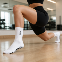 Chaussettes de sport antidérapantes professionnelles avec points en silicone antidérapants, semelle rembourrée absorbant l'humidité, compression et adhérence.