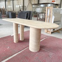 Table basse en travertin naturel poli à la main avec base architecturale distinctive en pierre pour la décoration d'appartements modernes