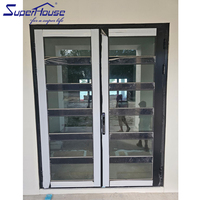 Rejilla de arco de vidrio templado transparente de madera de aluminio personalizado tipo francés frontal de entrada con puerta con bisagras abatible de placa de patada