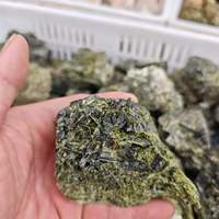 Vente en gros de grappes de cristal d'épidote naturelle brute, spécimen minéral à graver, pour la guérison des chakras, la décoration intérieure et la collection