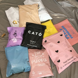 ถุงเสื้อยืด PE แบบกำหนดเองนำกลับมาใช้ใหม่ได้ ถุงส่งด่วนพร้อมโลโก้สำหรับเสื้อผ้า - Product Image 1