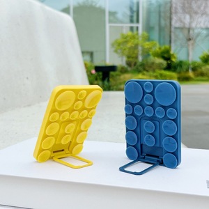Étui de téléphone en vrac en gros à montage adhésif accessoire de poignée de cellule support de jouet de téléphone portable d'aspiration de silicone avec le support se pliant en métal - Product Image 3