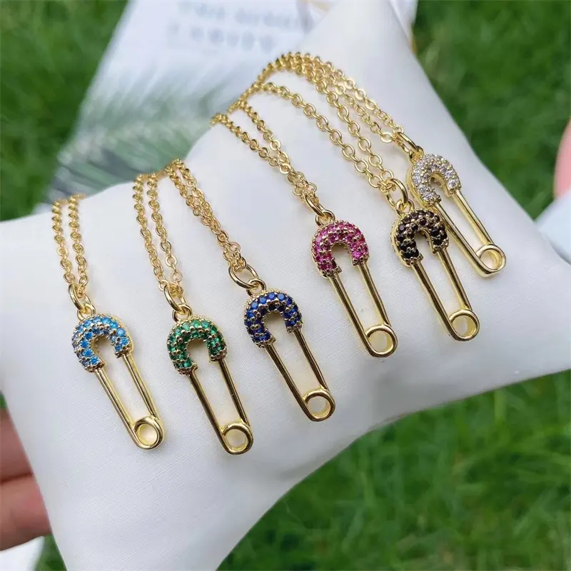 Zierliche 24 Karat Gold Zirkonia gepflasterte farbige Diamant Sicherheits nadel Charm Anhänger Halskette 2022 Damen Modeschmuck