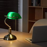 Lampe de table de style européen rétro classique, corps en fer, abat-jour en verre, design simple, alimentation électrique pour chambre à coucher, salon